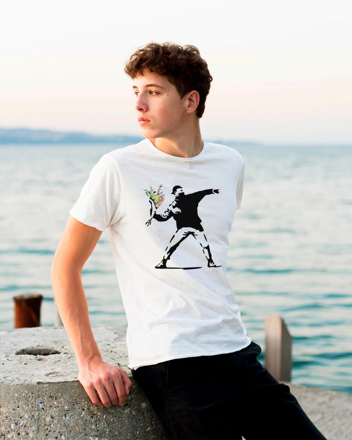 Camiseta de Manga Corta -  Banksy Flower Thrower  - 100% Algodón Home & Living